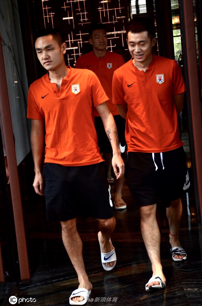 山东泰山迎主力国脚归来 备战中超气氛融洽