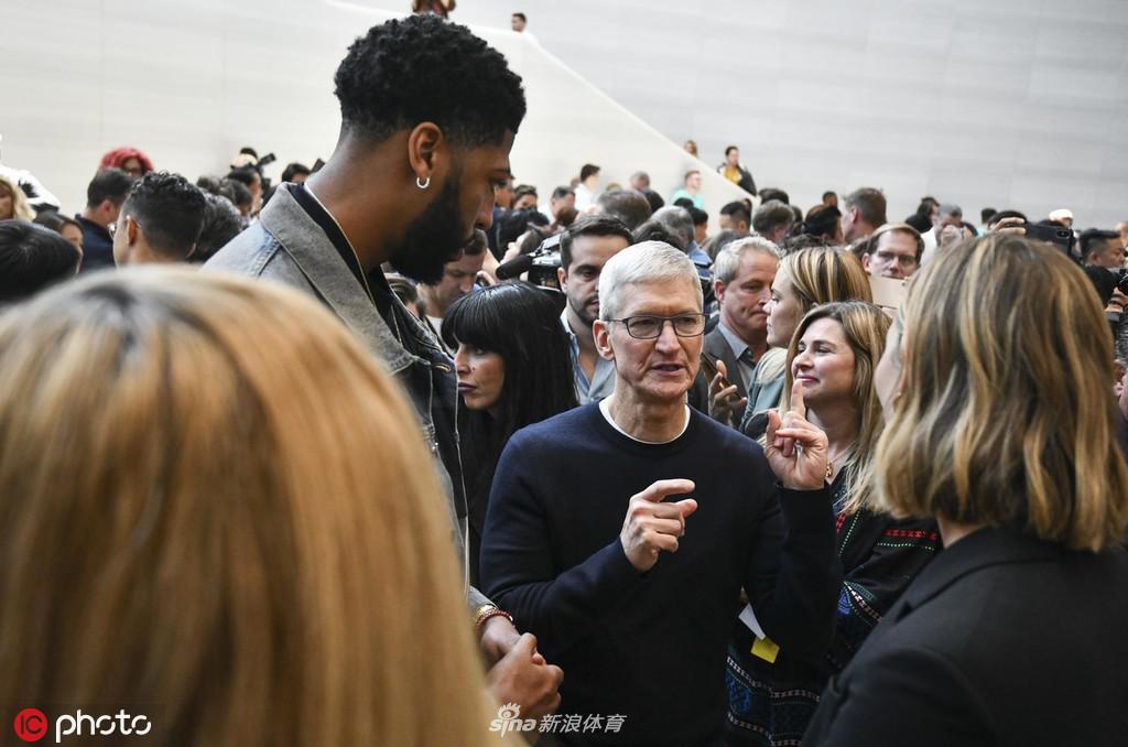 湖人球星浓眉携手维密超模率先感受iPhone11