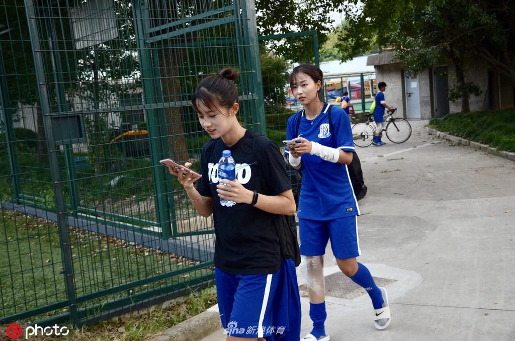 足球美少女熊熙引领申花女足训练 这颜值什么水平