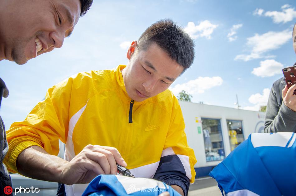 武磊遇粉丝下车签名亲和力爆棚