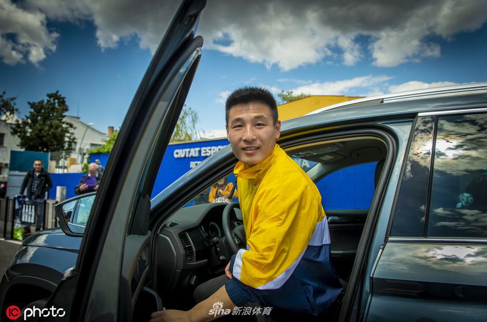 武磊遇粉丝下车签名亲和力爆棚