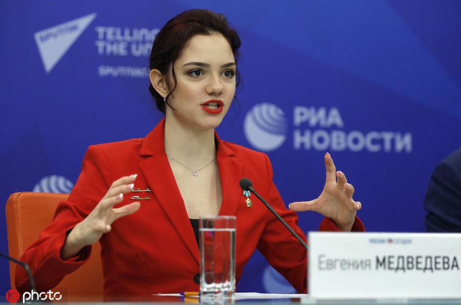 俄花滑美女喜提奥运大使 梅德韦杰娃全程带笑