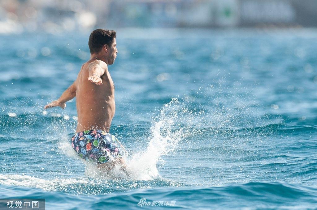 梅西苏神合体度假 携美艳太太团游艇出行