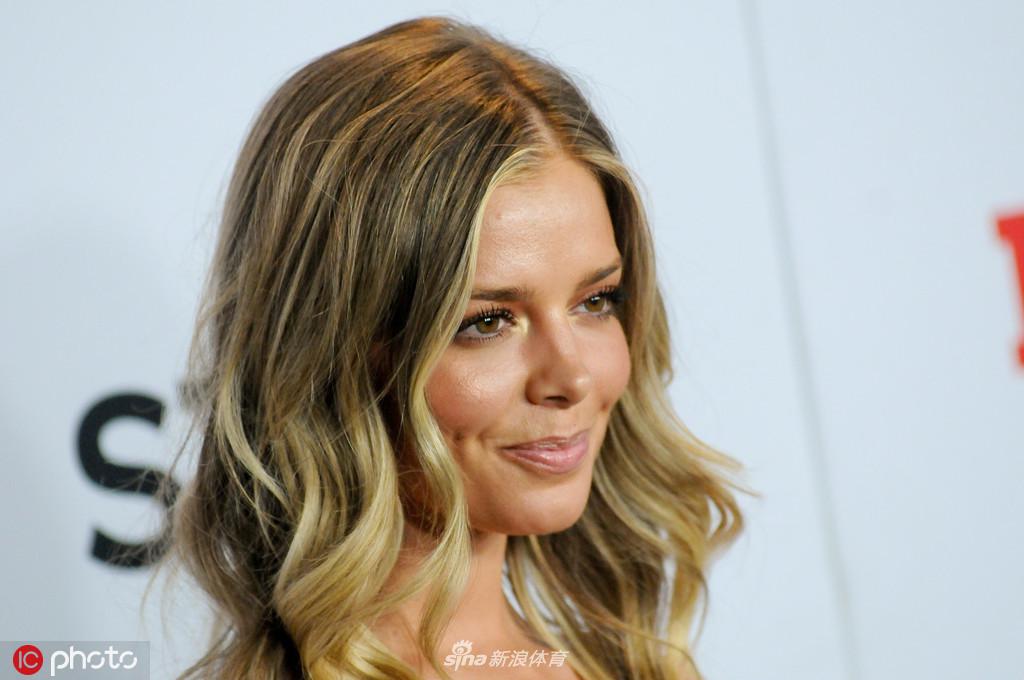 帕托前女友亮相美剧首映式 超模身材依然完美