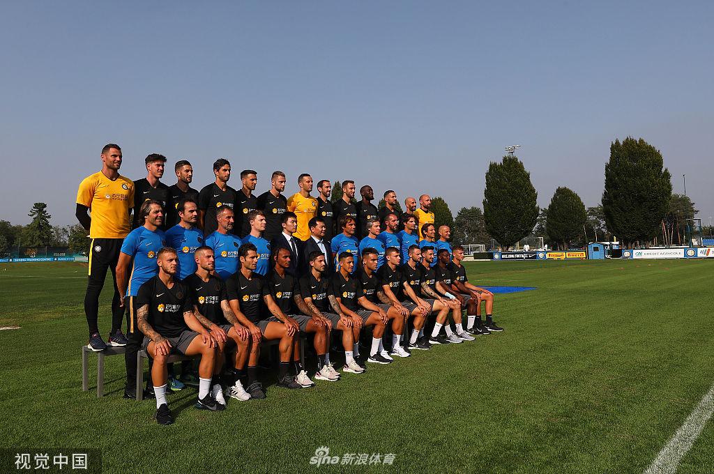 张近东父子与国米全队拍摄全家福