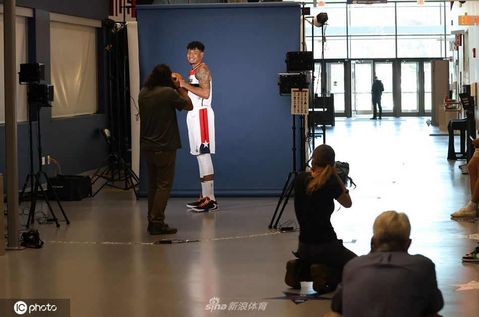 比尔引领奇才媒体日拍摄写真