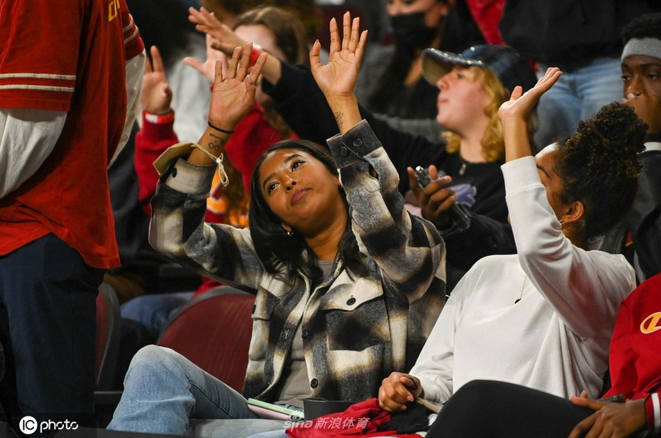 科比大女儿娜塔莉亚现身观战NCAA 看台笑容灿烂魅力四射