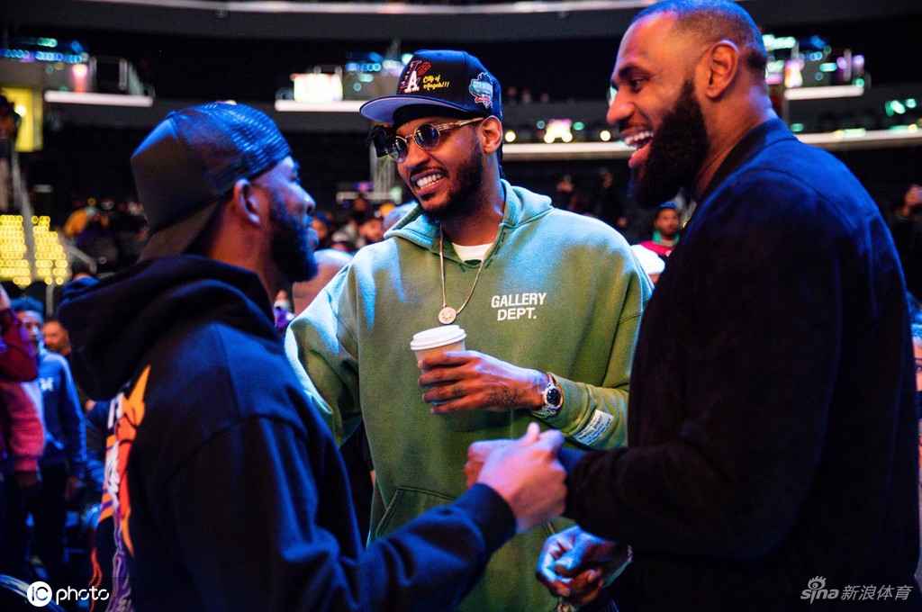 詹姆斯儿子比赛场边大腕云集 甜瓜保罗威少助阵