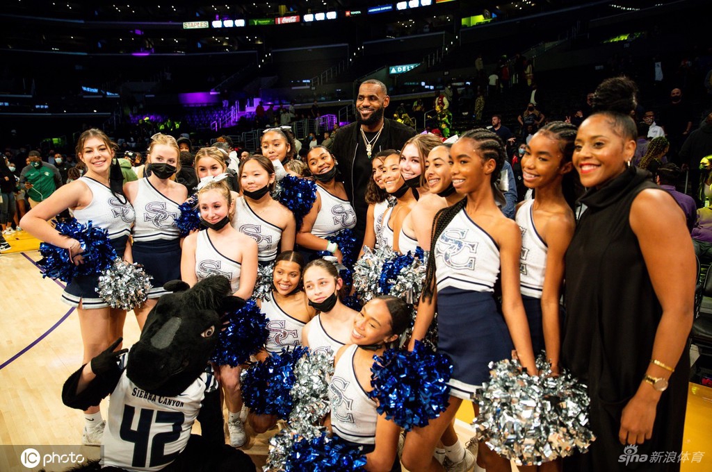 詹姆斯儿子比赛场边大腕云集 甜瓜保罗威少助阵