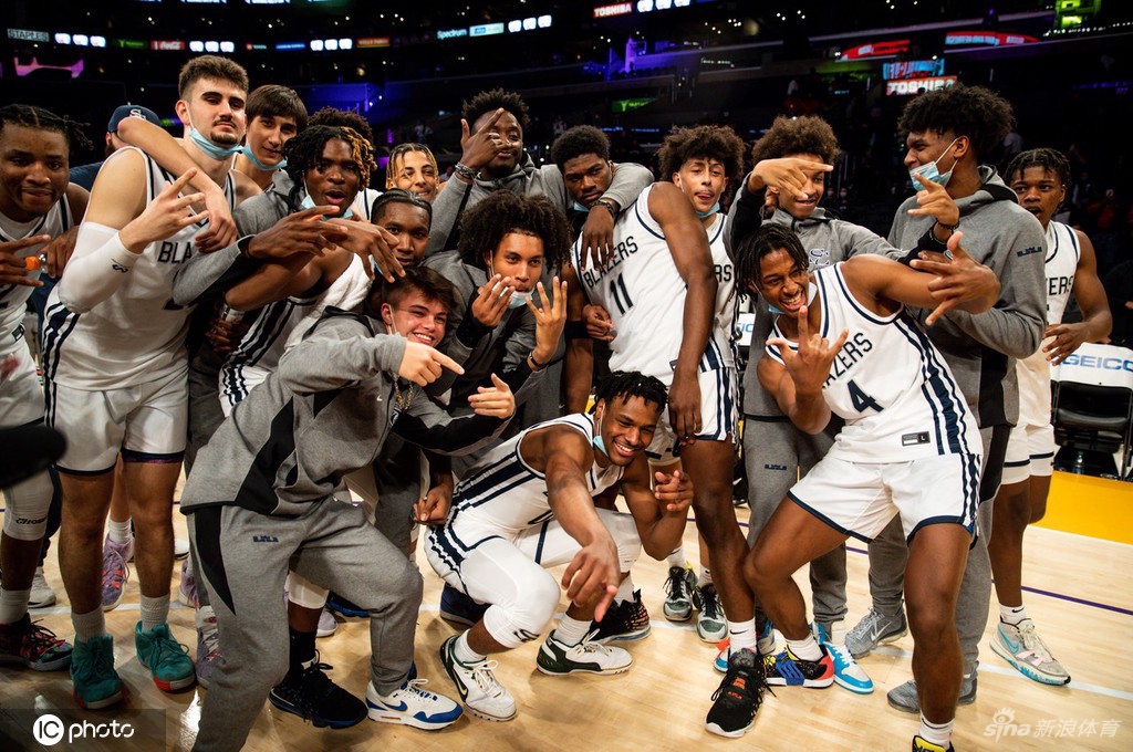 詹姆斯儿子比赛场边大腕云集 甜瓜保罗威少助阵