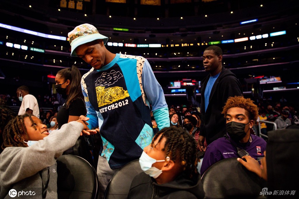 詹姆斯儿子比赛场边大腕云集 甜瓜保罗威少助阵