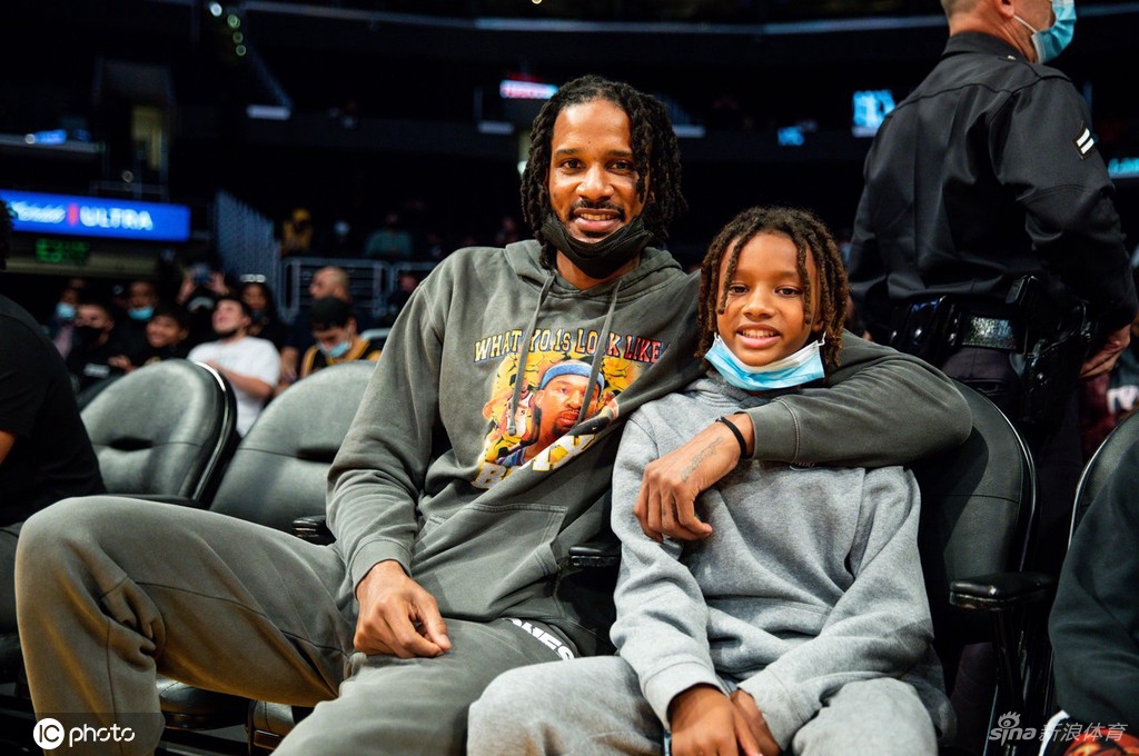 詹姆斯儿子比赛场边大腕云集 甜瓜保罗威少助阵