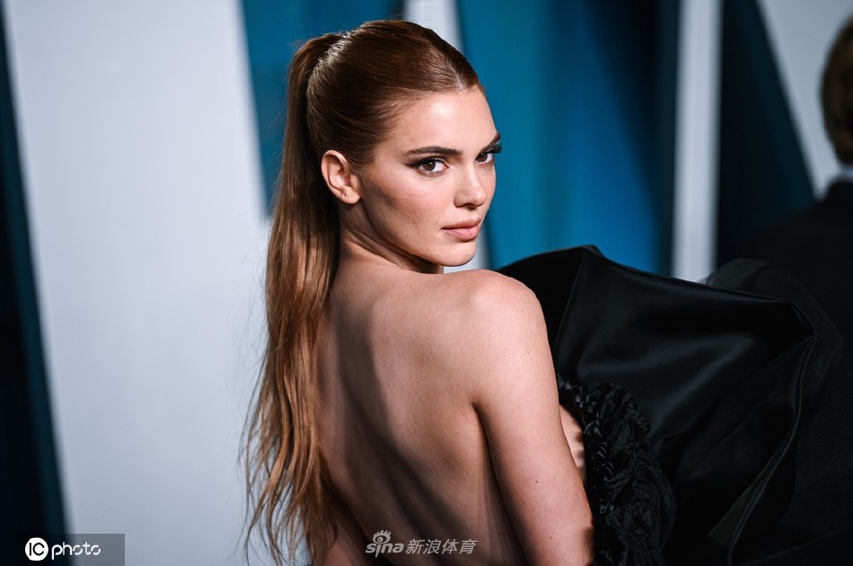 布克女友肯豆惊艳亮相奥斯卡派对