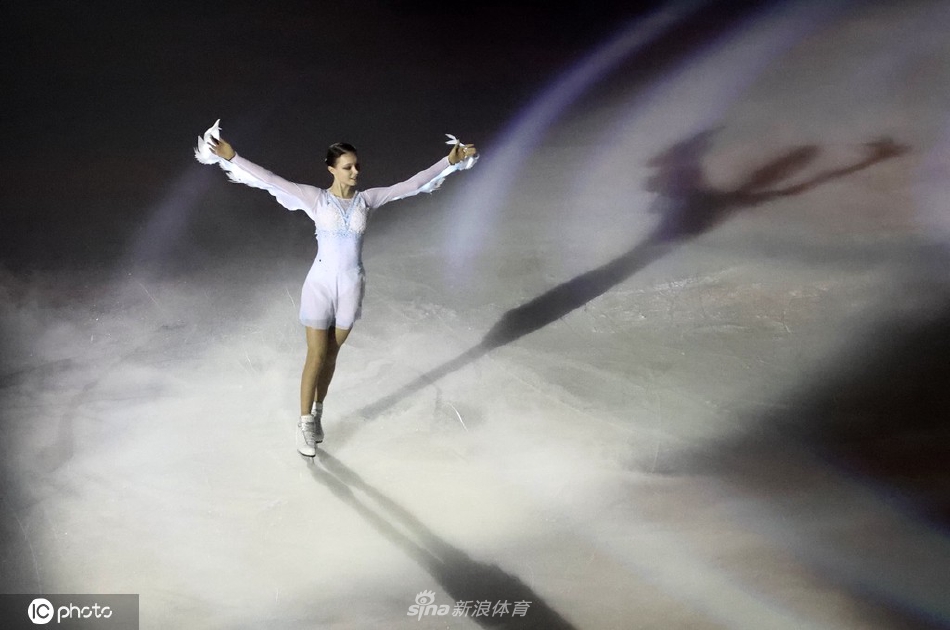 K宝千金现身“爱上花滑”冰上演出