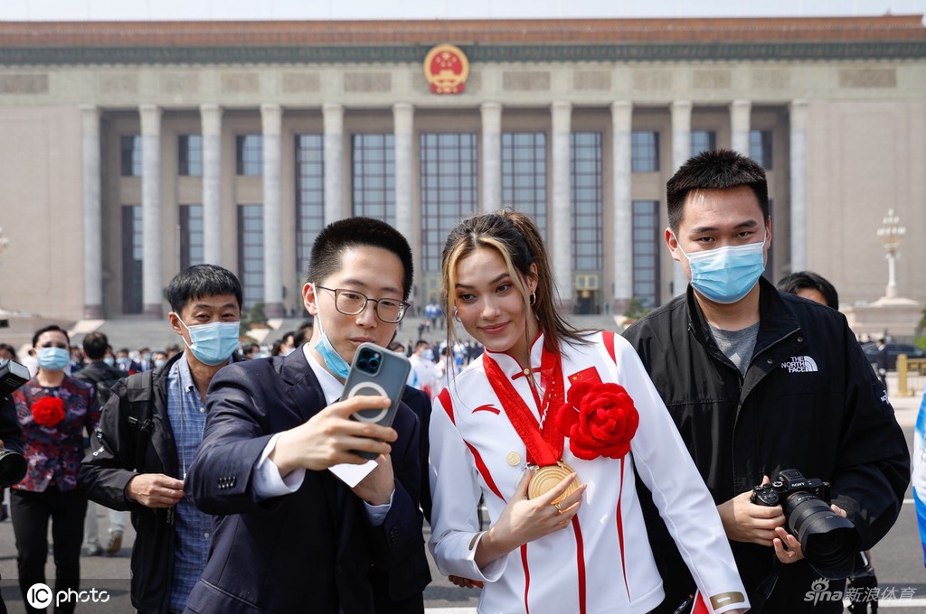 北京冬奥冬残奥表彰大会 谷爱凌戴大红花现身