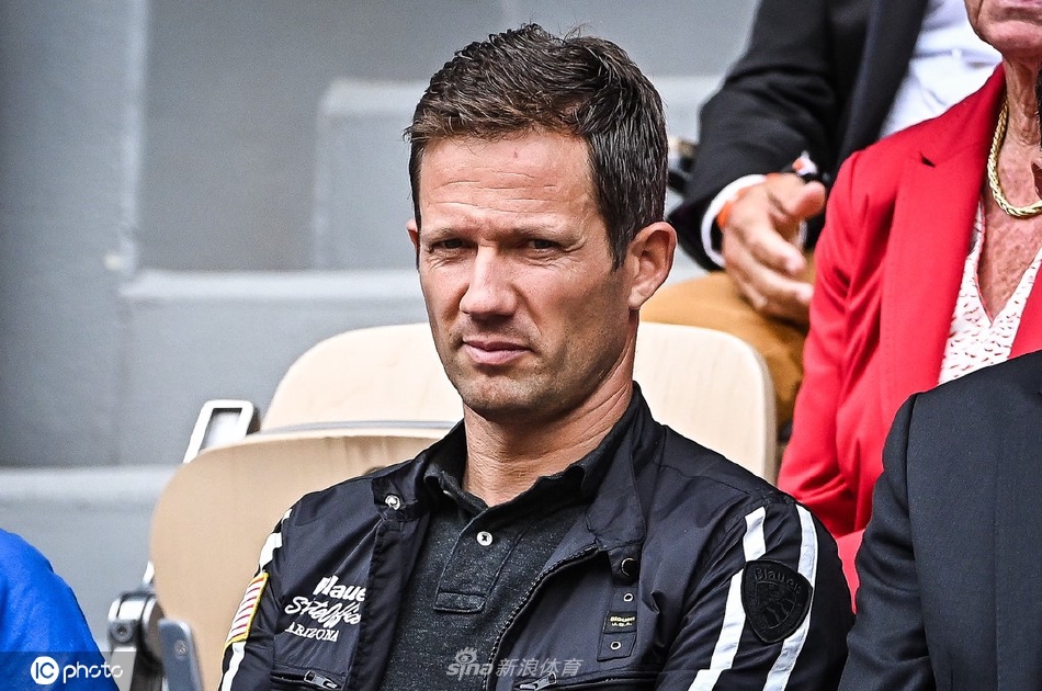 拉力赛车手奥吉尔现身观战法网