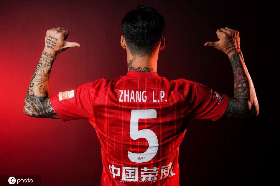 上海海港球队色主题创意写真 面对新赛季主帅莱科信心十足