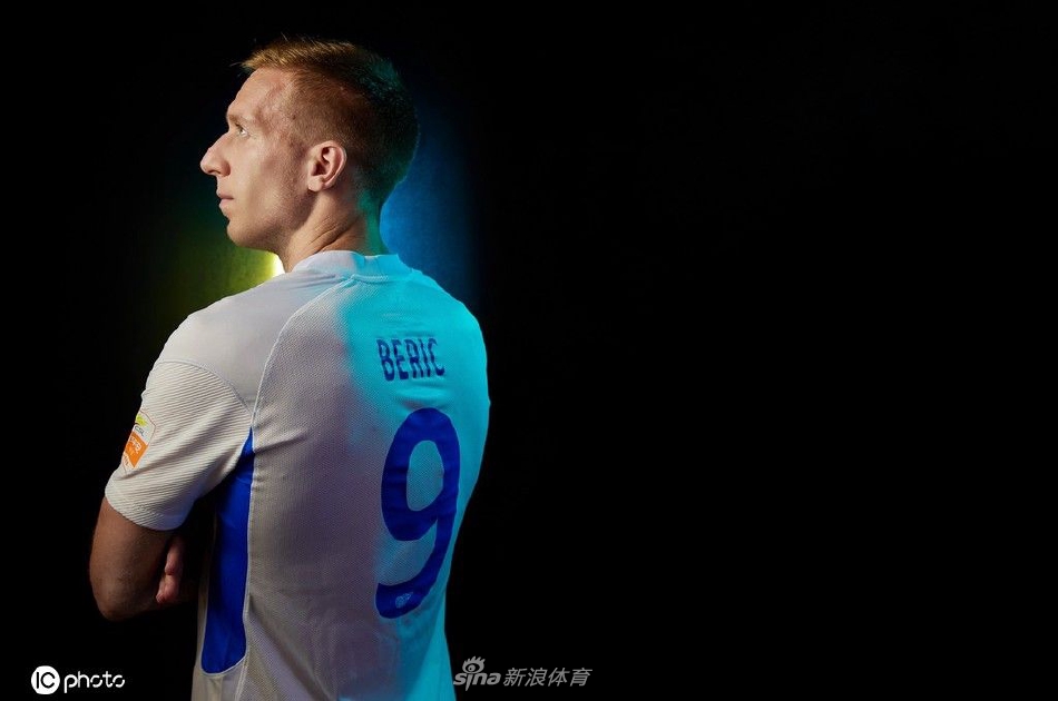 天津津门虎球队色主题创意写真 拉多尼奇演绎中国功夫