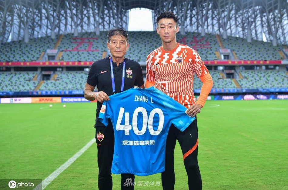 张鹭迎来职业生涯400场里程碑 携纪念球衣与球队合影留念