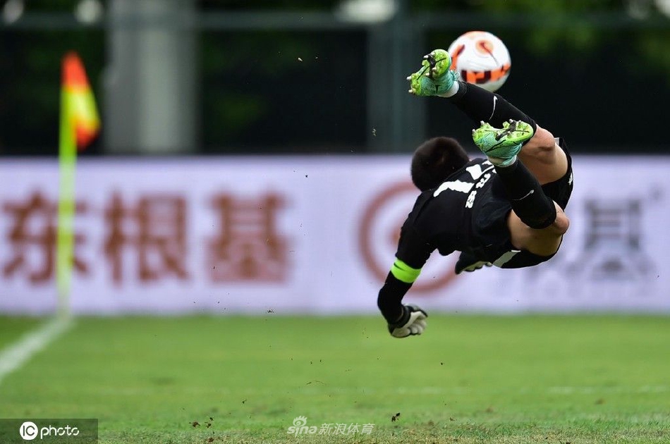 [中超]梅州客家4-1沧州雄狮