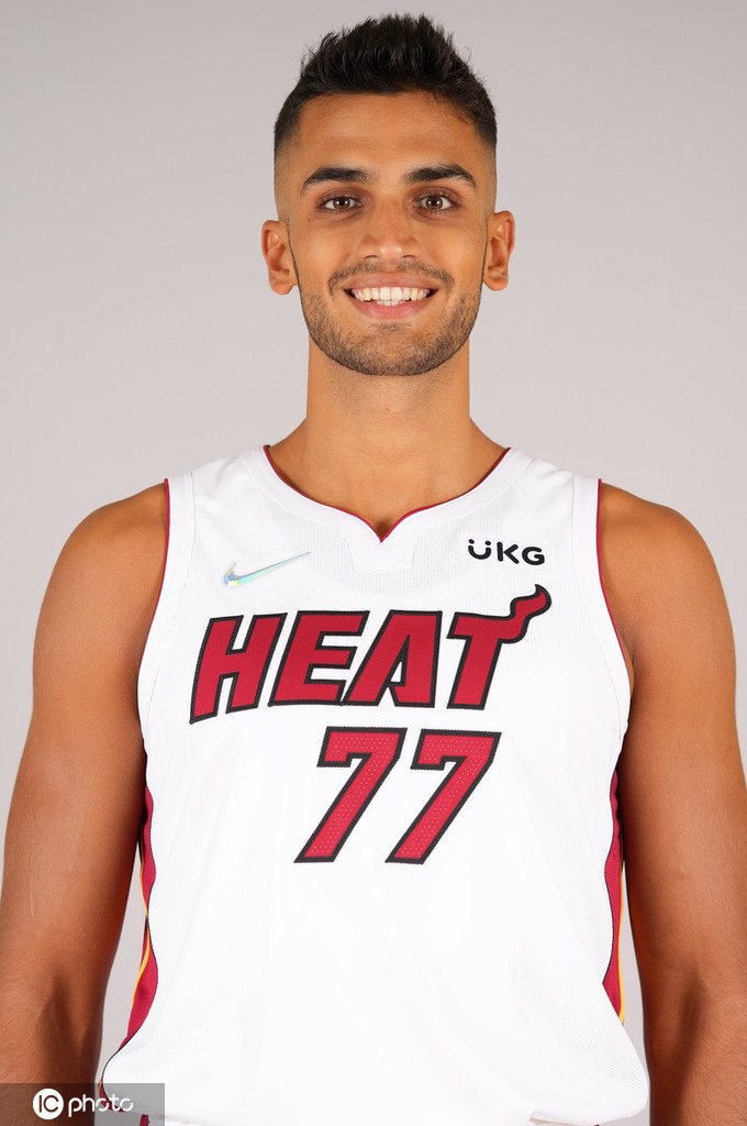 巴特勒引领热火众将拍摄写真