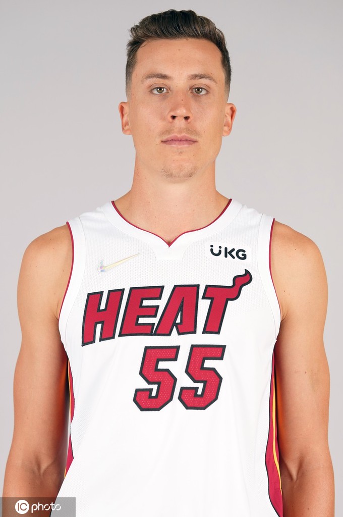 巴特勒引领热火众将拍摄写真