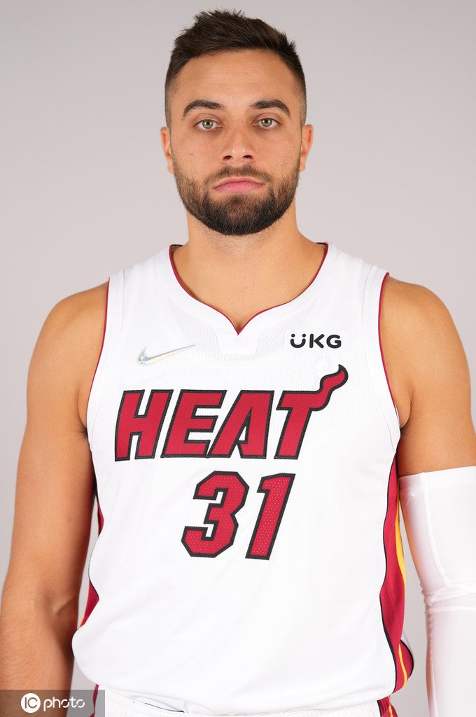 巴特勒引领热火众将拍摄写真