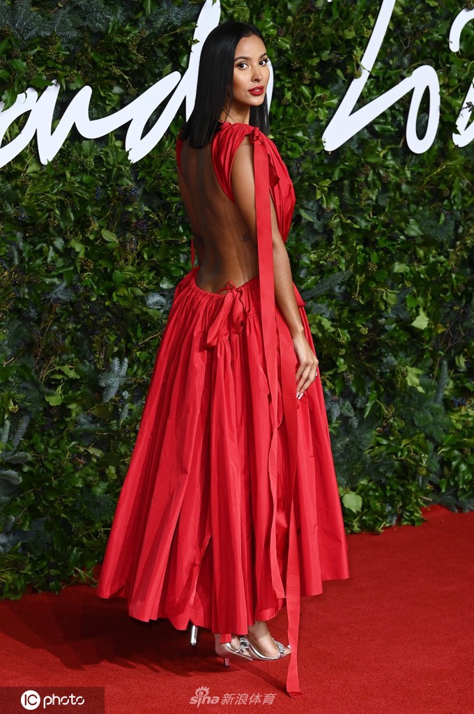 本-西蒙斯女友出席英国时尚颁奖典礼 一身红裙格外耀眼