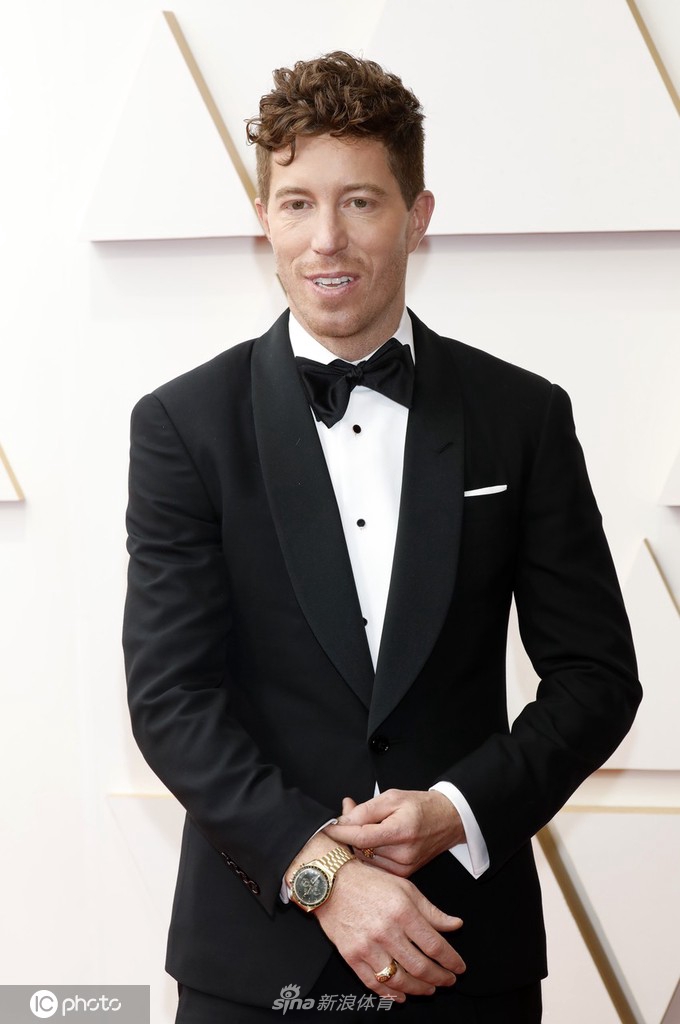 单板之王肖恩-怀特黑色西装出镜帅气有型_高清图集_新浪网