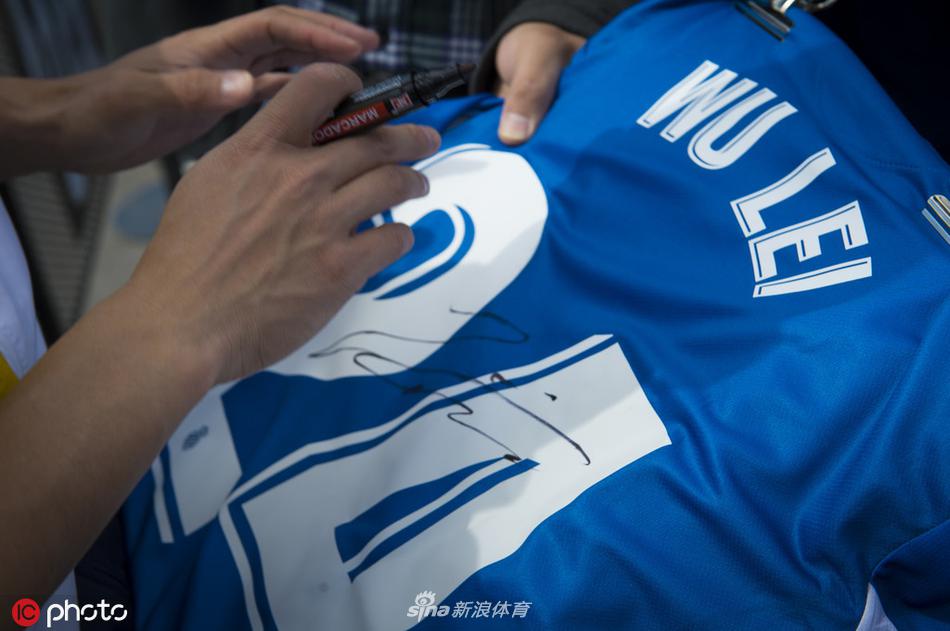 武磊遇粉丝下车签名亲和力爆棚