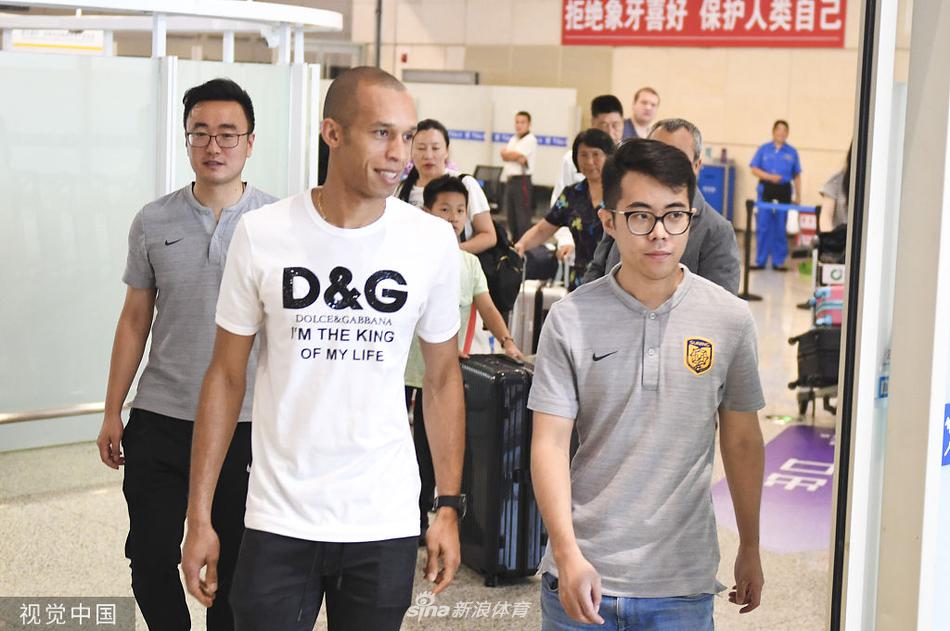 江苏苏宁新援米兰达飞抵机场