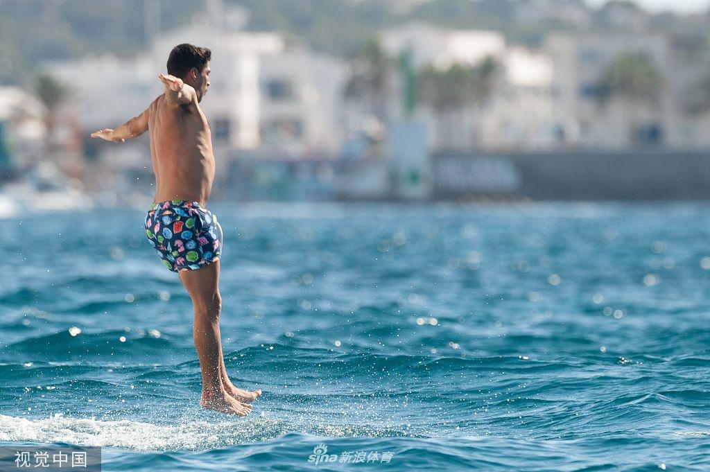 梅西苏神合体度假 携美艳太太团游艇出行