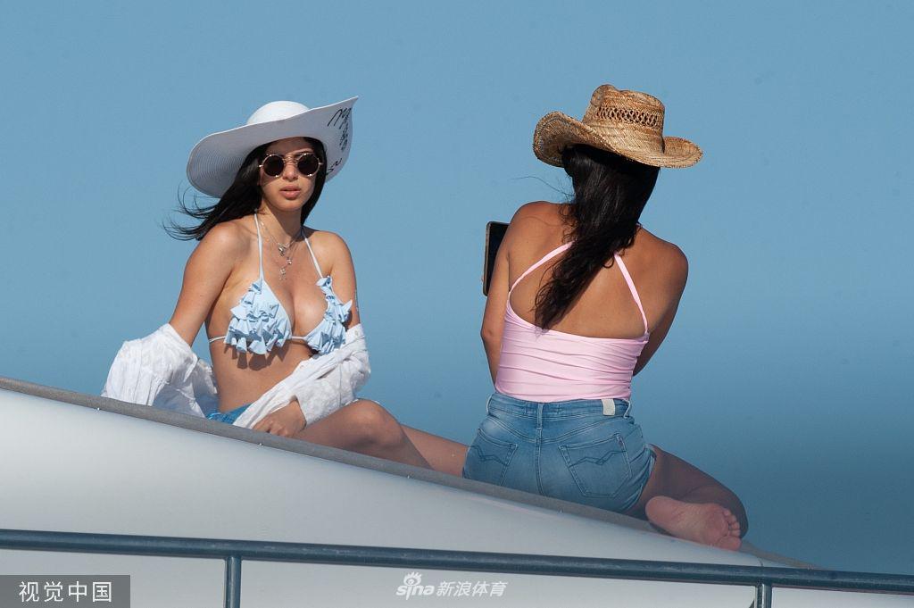 梅西苏神合体度假 携美艳太太团游艇出行