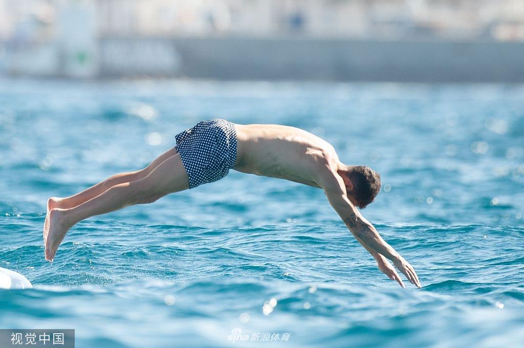 梅西苏神合体度假 携美艳太太团游艇出行