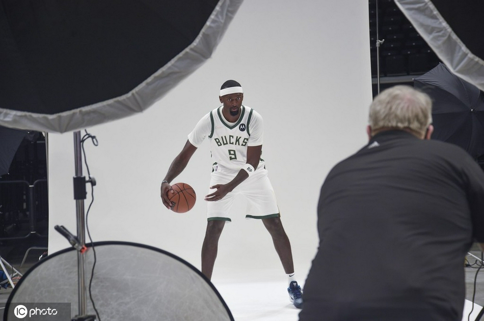 卫冕冠军雄鹿队媒体日拍摄写真