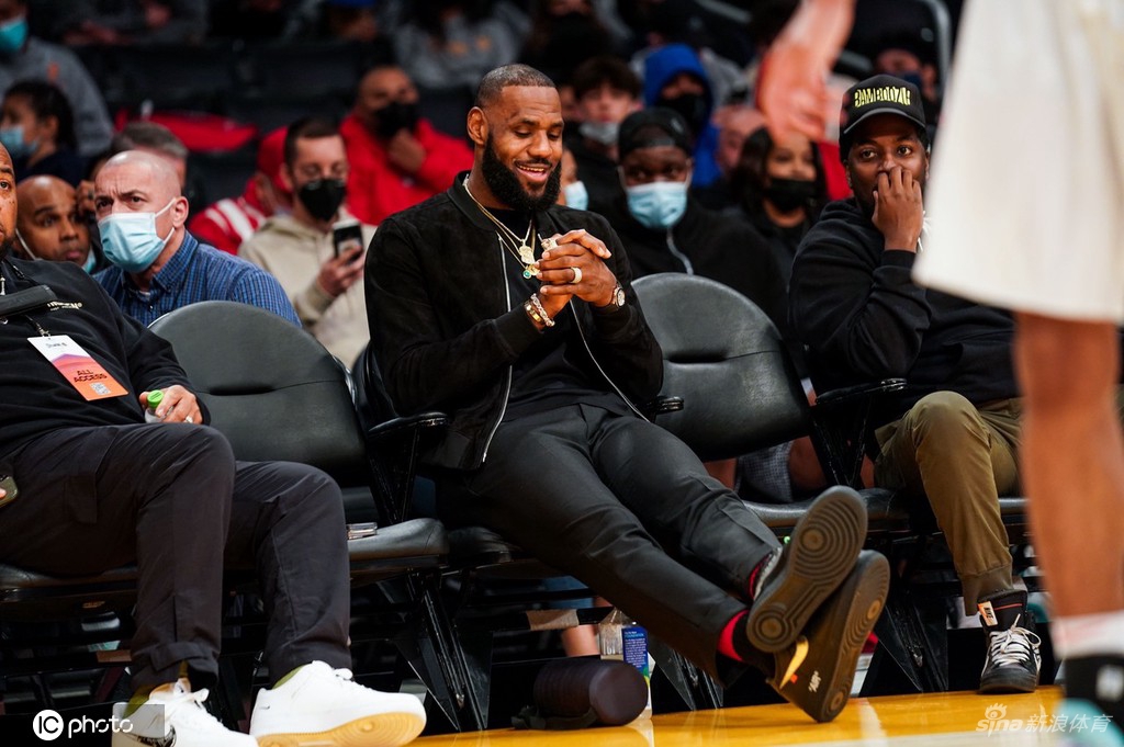 詹姆斯儿子比赛场边大腕云集 甜瓜保罗威少助阵