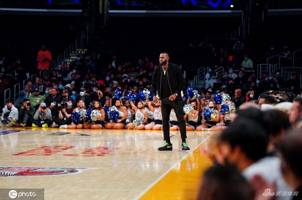 詹姆斯儿子比赛场边大腕云集 甜瓜保罗威少助阵