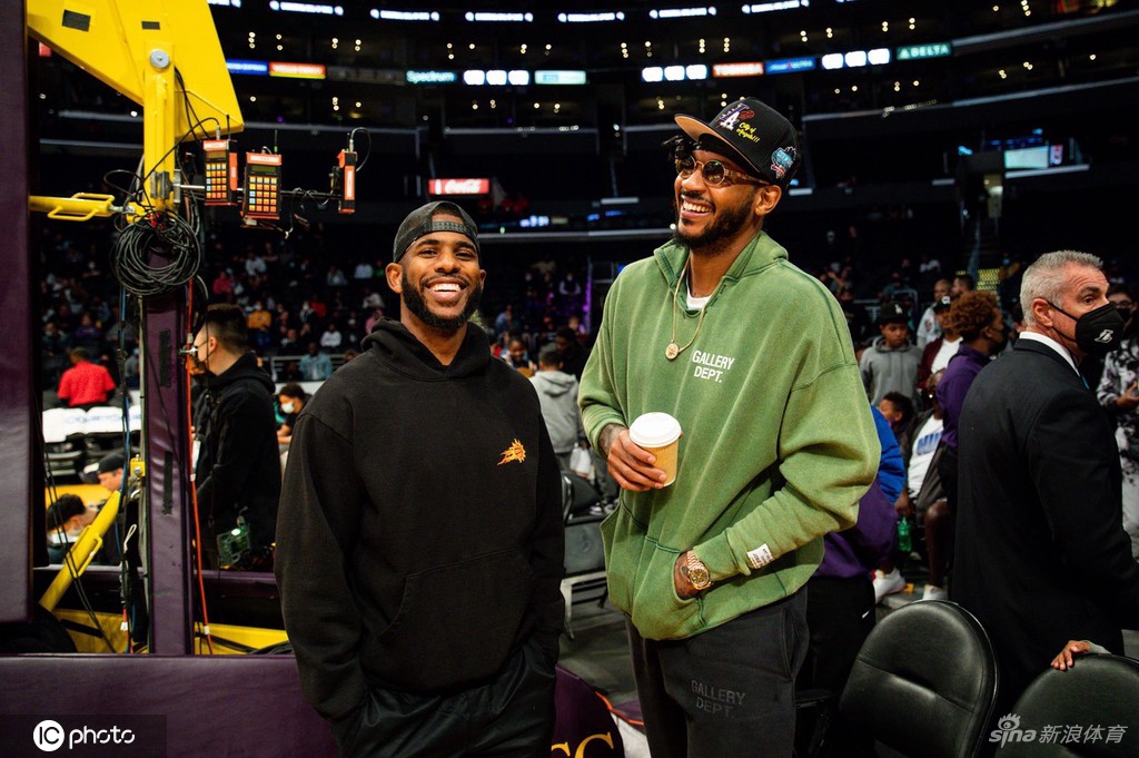 詹姆斯儿子比赛场边大腕云集 甜瓜保罗威少助阵