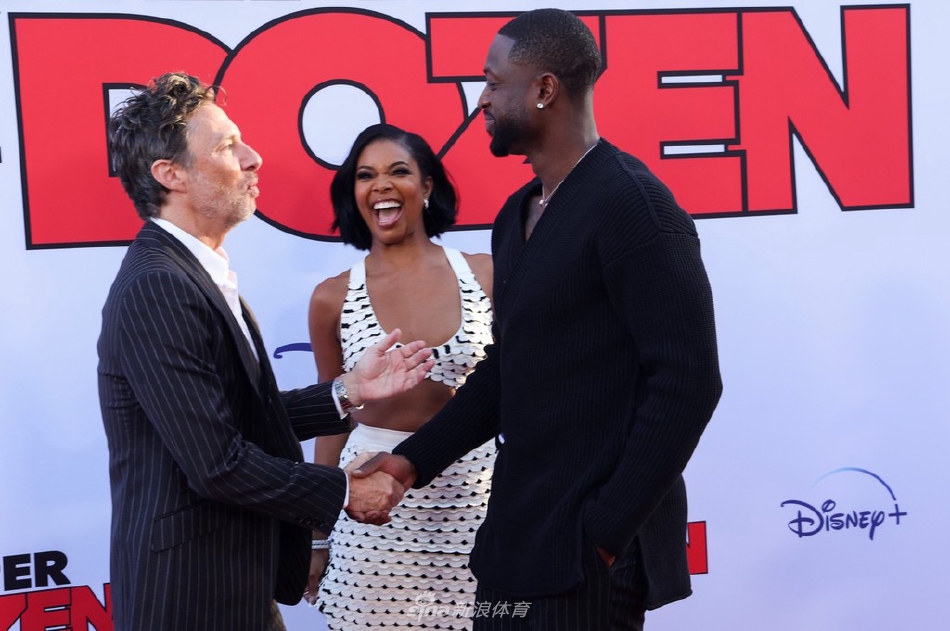 韦德携妻儿亮相红毯