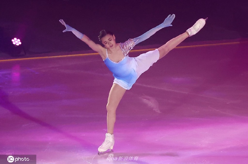 K宝千金现身“爱上花滑”冰上演出