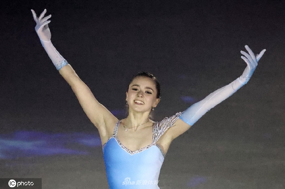 K宝千金现身“爱上花滑”冰上演出