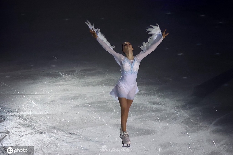 K宝千金现身“爱上花滑”冰上演出