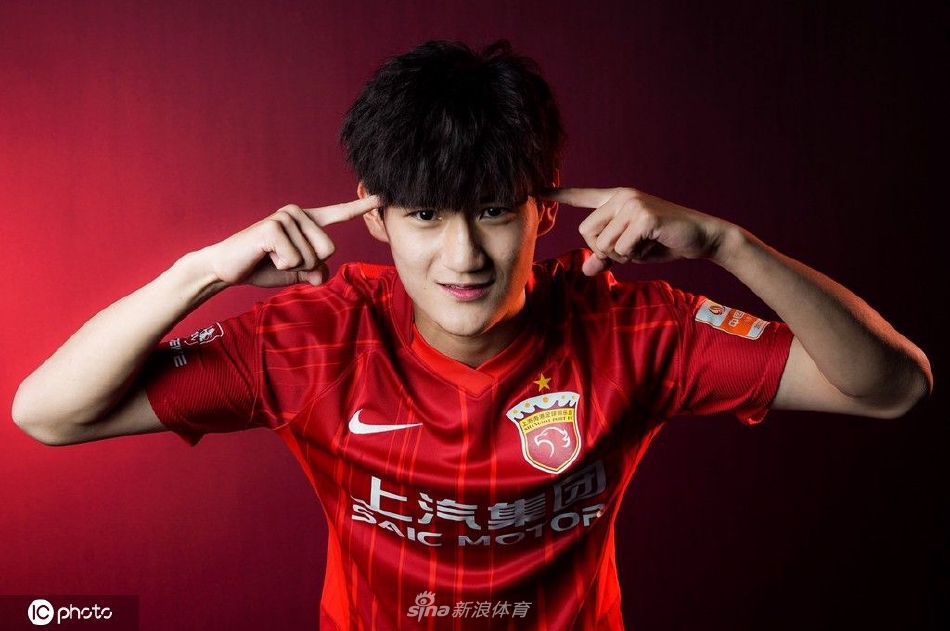 上海海港球队色主题创意写真 面对新赛季主帅莱科信心十足