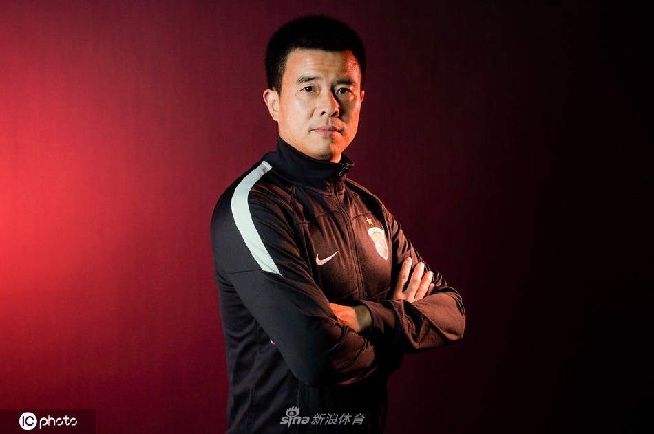 上海海港球队色主题创意写真 面对新赛季主帅莱科信心十足
