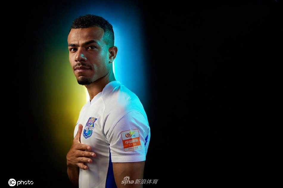 天津津门虎球队色主题创意写真 拉多尼奇演绎中国功夫