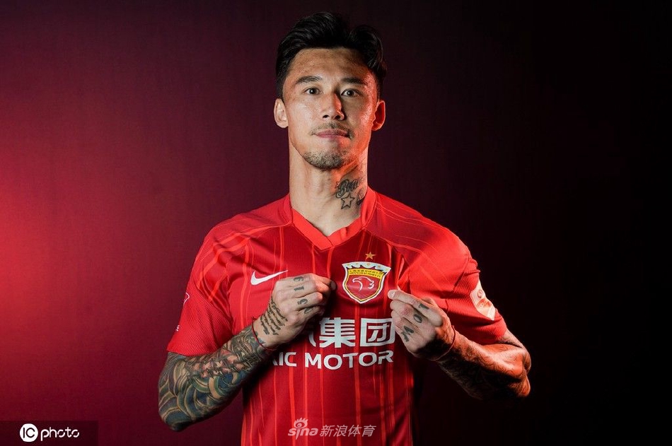 上海海港球队色主题创意写真 面对新赛季主帅莱科信心十足