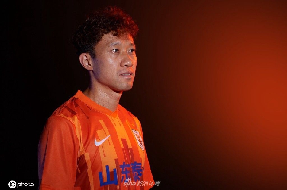 山东泰山球队色主题创意写真