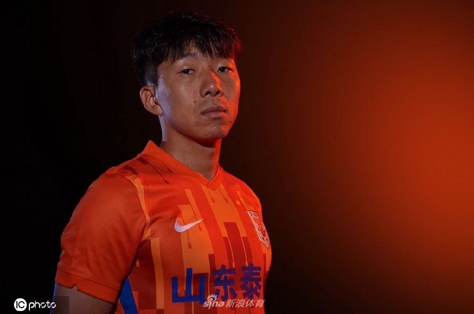 山东泰山球队色主题创意写真