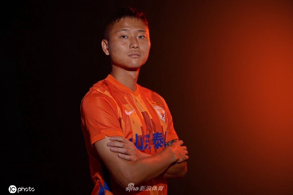 山东泰山球队色主题创意写真