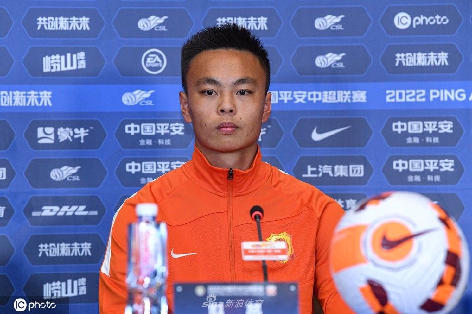 武汉长江赛前新闻发布会 主教练李金羽携队员胡家笠出席